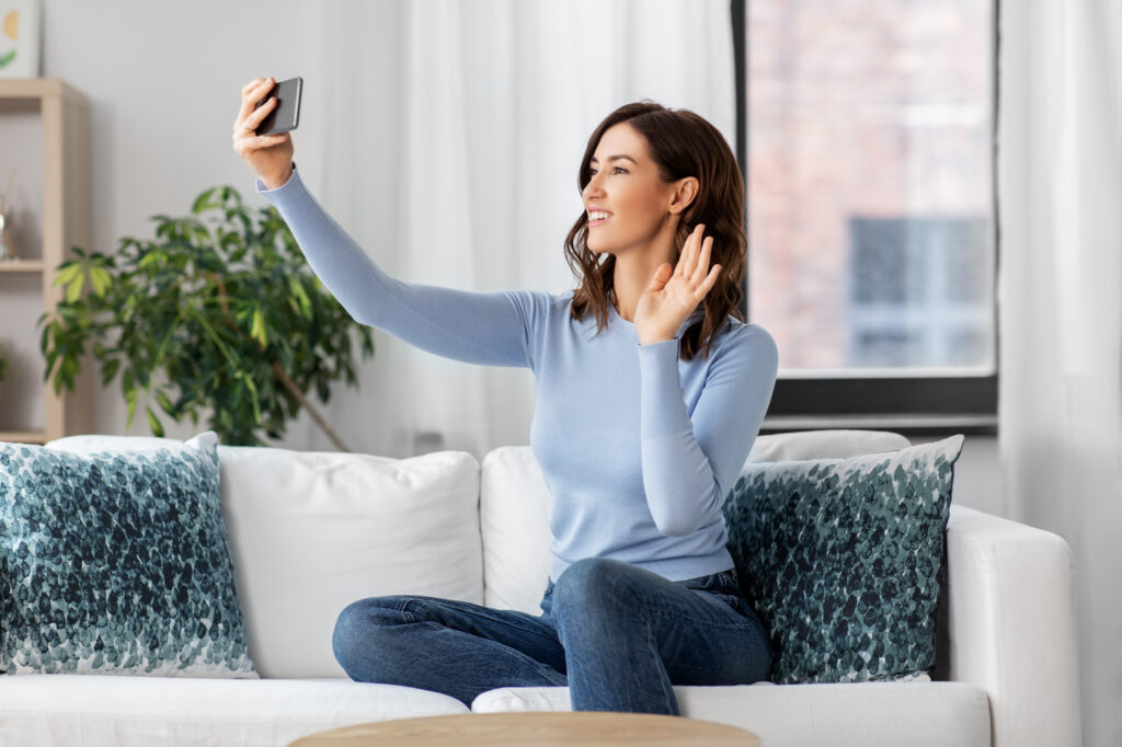 女性が自宅でビデオ通話している写真